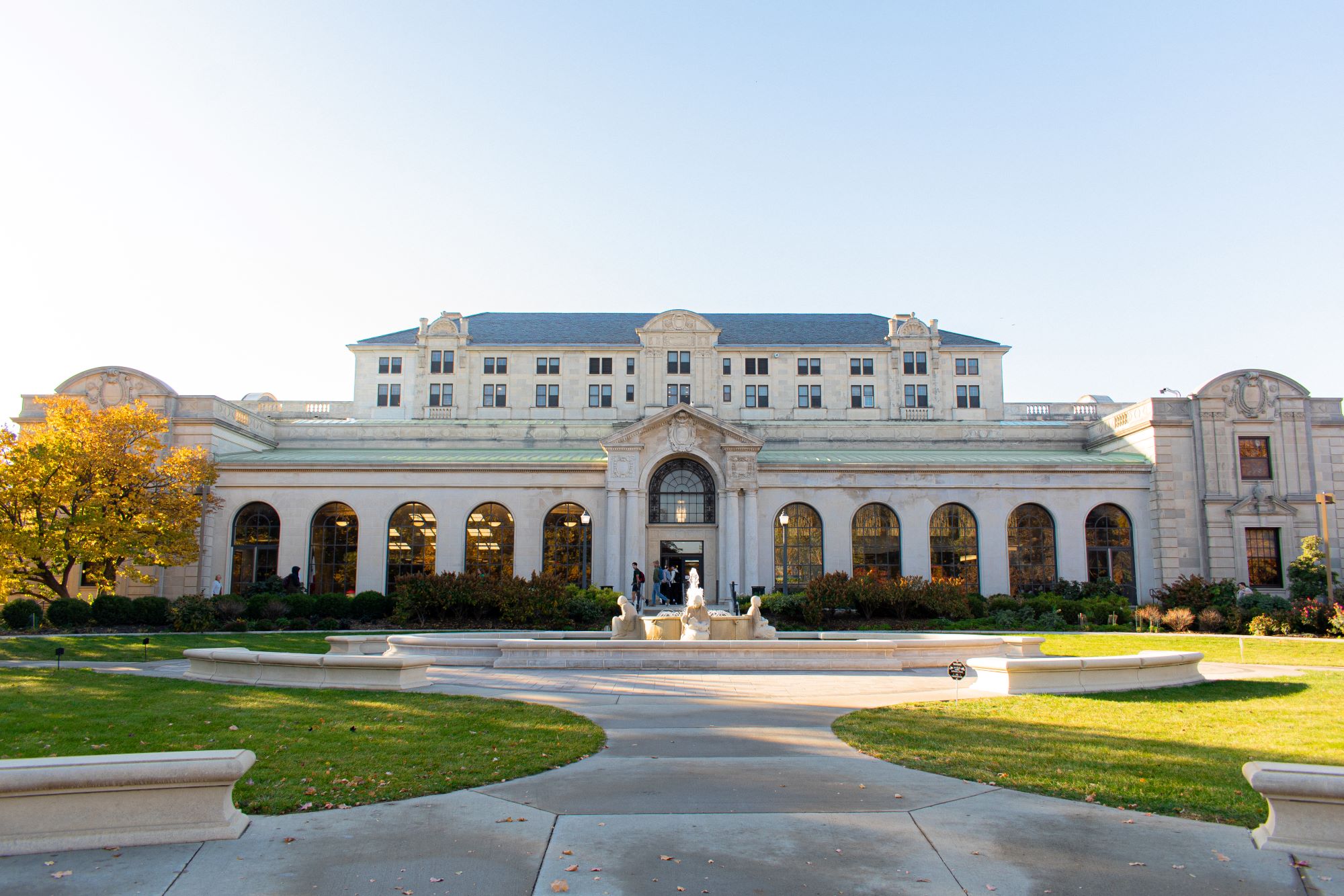 Photo of the Memorial Union at the north entrance 